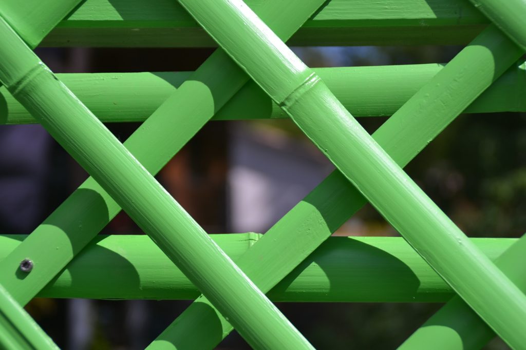 Détail maillage d'un paravent en bambou design peint sur une terrasse - bambou créations