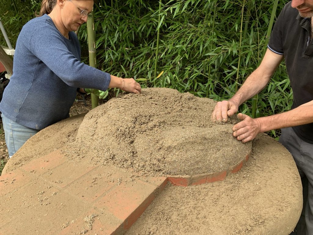 Coffrage en sable de la voûte du four à pizzas