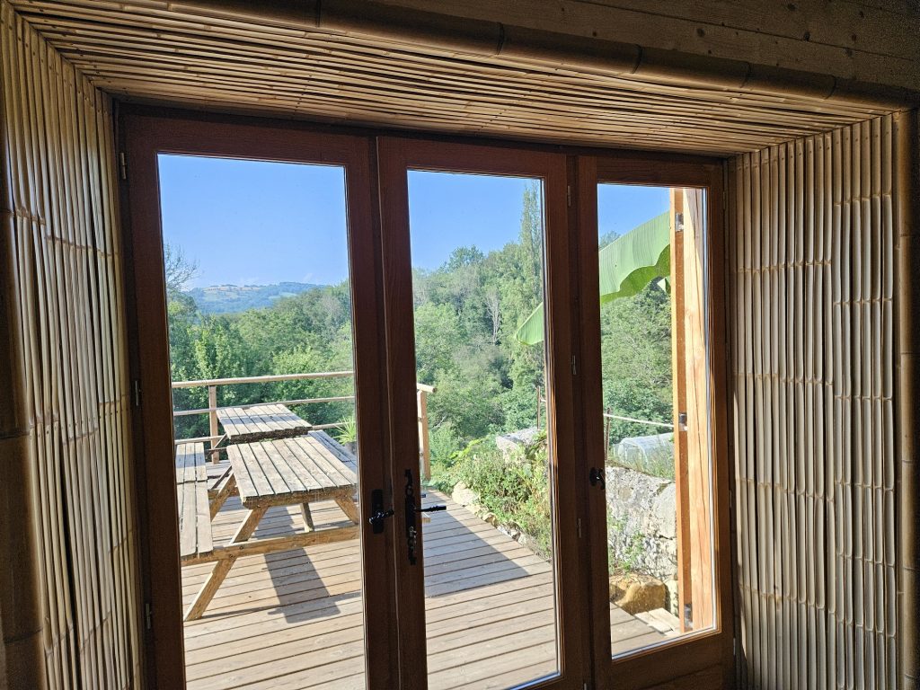 habillage mur en lamelles de bambou