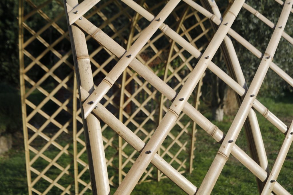 Lamelles de bambou françaises rabotées jusqu'à 6m 3 Face extérieure des lamelles de bambou sur une arche