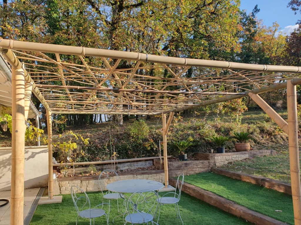 Pergola en cannes de bambou