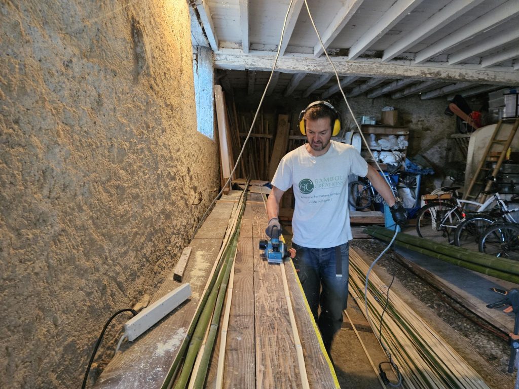 Rabotage des lamelles de bambou - Atelier Bambou Créations