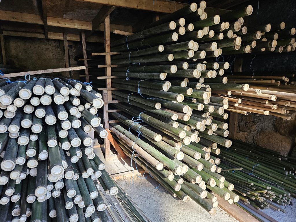 Stockage des bambous en atelier