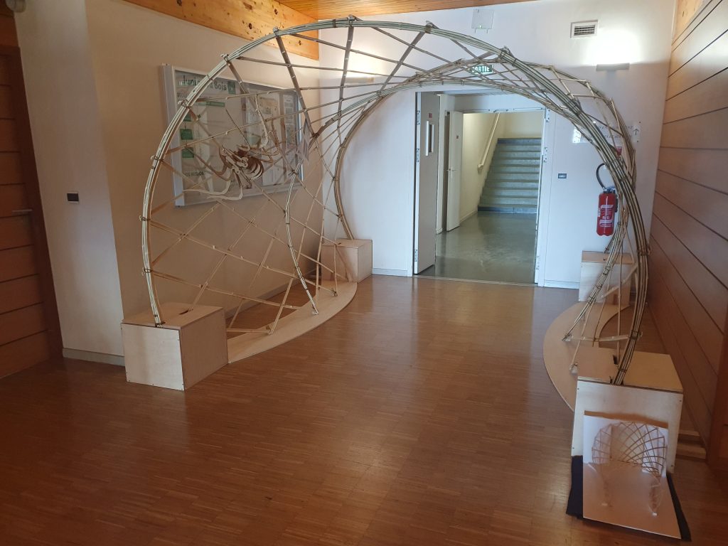 Structure en arche de bambou, réalisée à l'ESB de Nantes